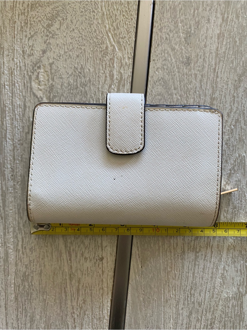 Michael Kors Gold-Logo White Saffiano Wallet - Picture 2 of 6